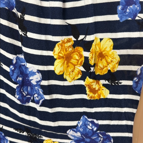 Striped Floral Cold Shoulder Top Size XL - Picture 6 of 6